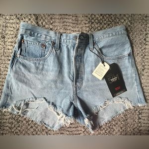 NWT Levi’s 501 Medium Wash Distressed Hem Denim Shorts